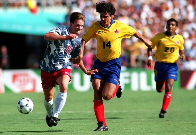 22 JUN 1994:  ERIC WYNALDA, LEFT, OF THE USA AND LEONEL ALVAREZ OF COLOMBIA IN ACTION DURING THE USA V COLOMBIA WORLD CUP 1994 MATCH AT THE ROSE BOWL IN LOS ANGELES, CALIFORNIA. Mandatory Credit: Shaun Botterill/ALLSPORT